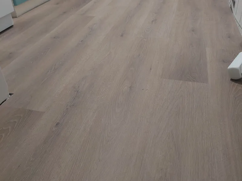 Lichte plankenvloer in een keuken