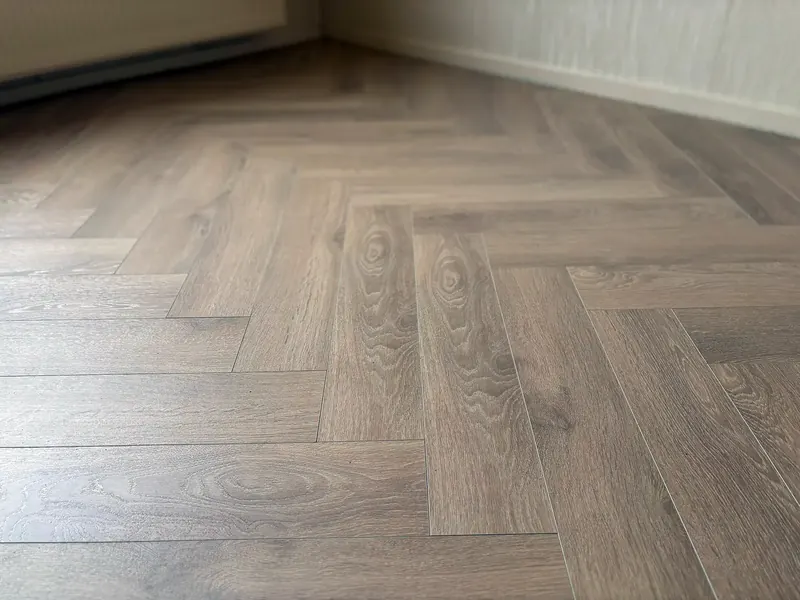 Close-up van een strak gelegde visgraatvloer