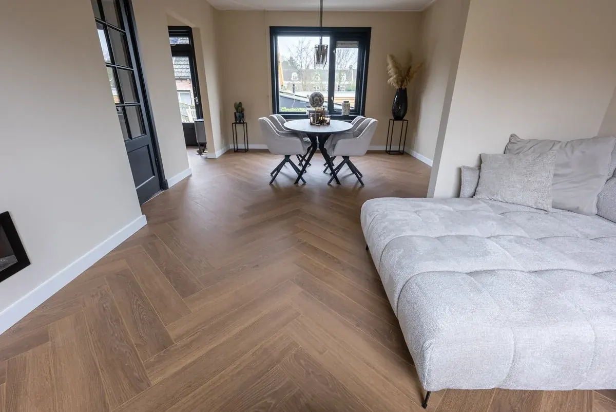 Opgeleverde visgraatvloer in een woonkamer