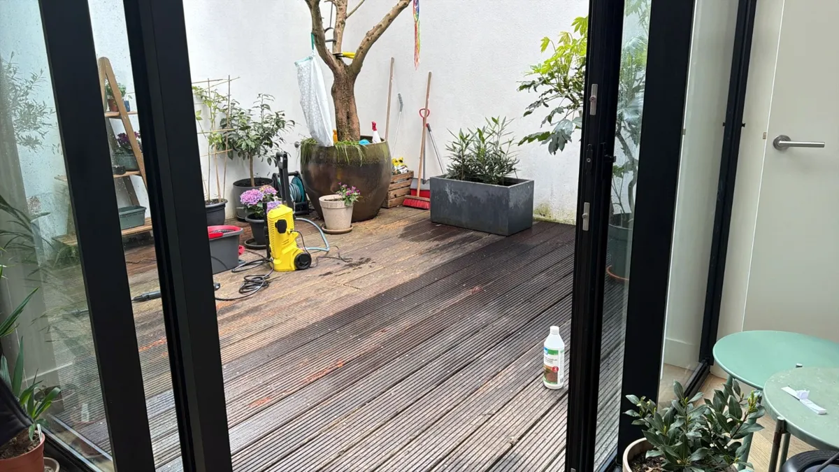 Verweerd vlonderterras voor renovatie, De Pijp Amsterdam